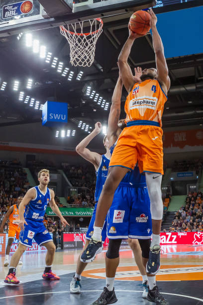 她还在欧洲 她还在欧洲